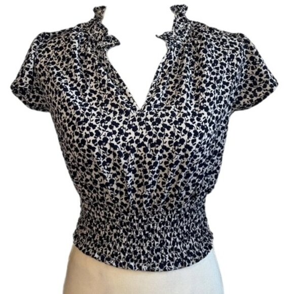 Monteau Los Angeles Floral V-Neck Flutter Sleeve Top Navy Blue and White Size S - Picture 1 of 7